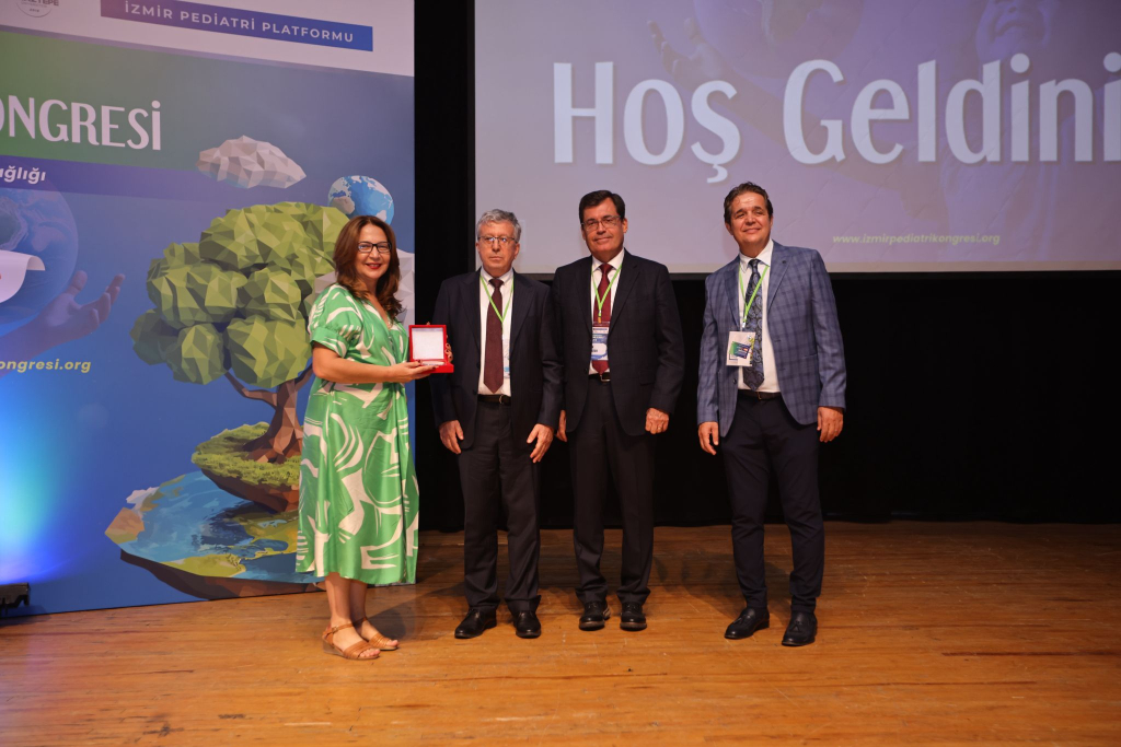 İzmir'de 7 Üniversitenin Ortaklaşa düzenlediği İzmir Pediatri Kongresi EÜ Atatürk Kültür Merkezinde Gerçekleeştirildi.