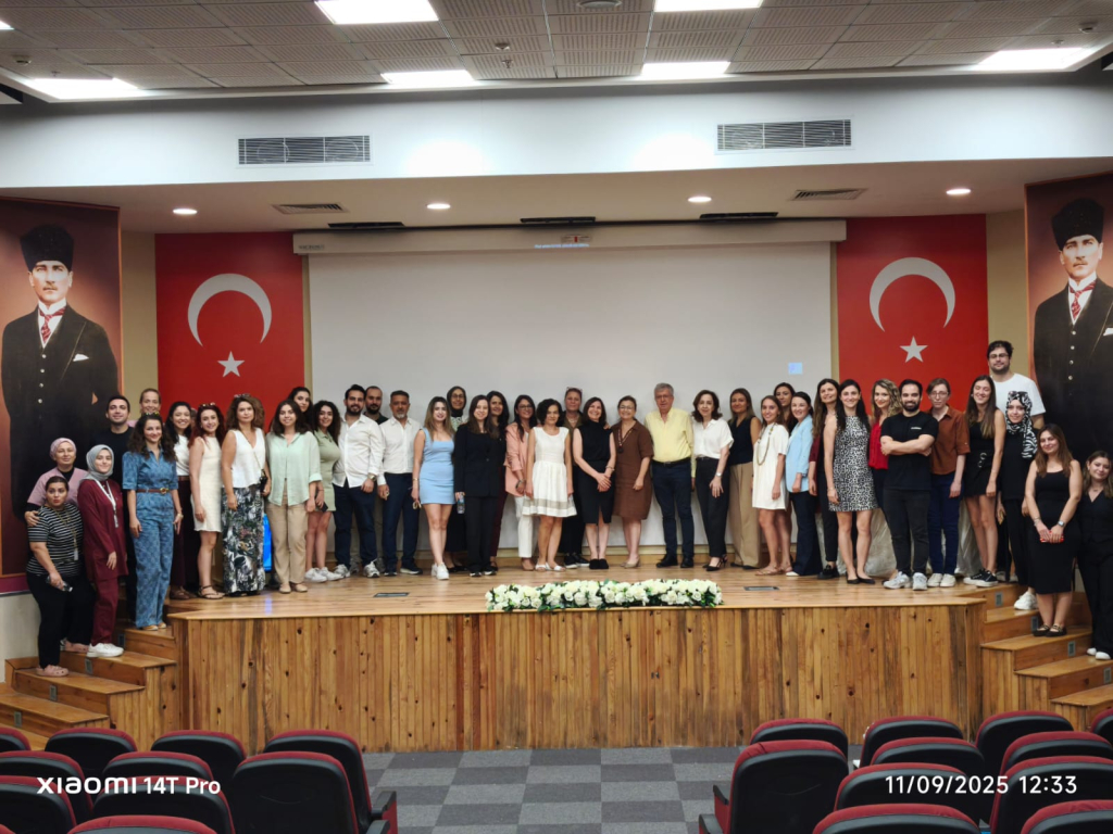 İzmir'de 7 Üniversitenin Ortaklaşa düzenlediği İzmir Pediatri Kongresi EÜ Atatürk Kültür Merkezinde Gerçekleeştirildi.