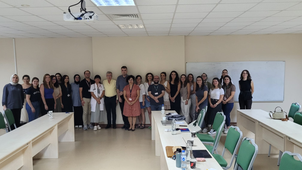 İzmir'de 7 Üniversitenin Ortaklaşa düzenlediği İzmir Pediatri Kongresi EÜ Atatürk Kültür Merkezinde Gerçekleeştirildi.