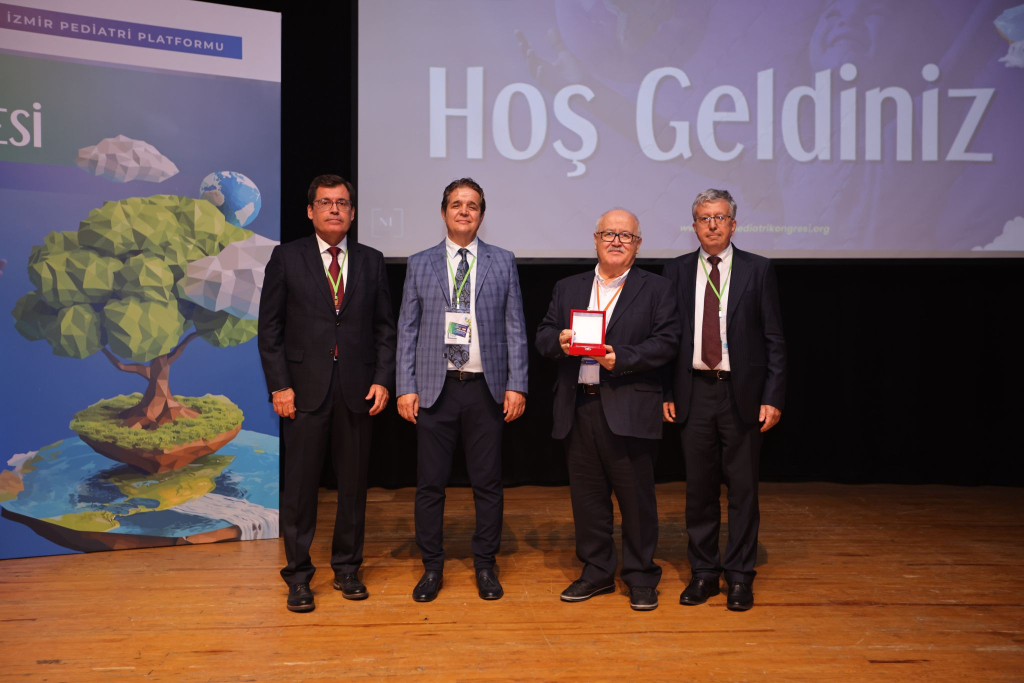 İzmir'de 7 Üniversitenin Ortaklaşa düzenlediği İzmir Pediatri Kongresi EÜ Atatürk Kültür Merkezinde Gerçekleeştirildi.