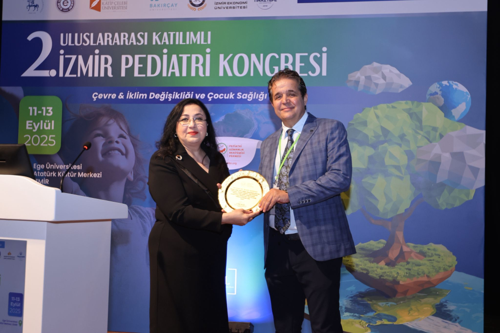 İzmir'de 7 Üniversitenin Ortaklaşa düzenlediği İzmir Pediatri Kongresi EÜ Atatürk Kültür Merkezinde Gerçekleeştirildi.